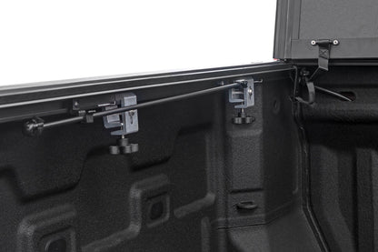 Cubierta rígida triple abatible para caja de camioneta | Caja de 6'7" | Chevy/GMC Sierra 1500 (19-26)/Silverado 1500 (19-26)