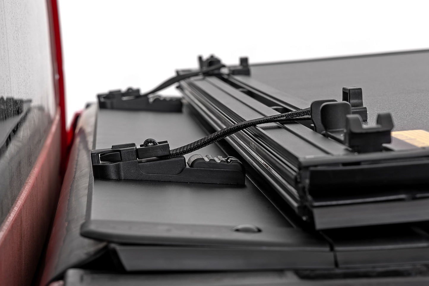 Cubierta rígida triple abatible para caja de camioneta | Caja de 6'7" | Chevy/GMC Sierra 1500 (19-26)/Silverado 1500 (19-26)