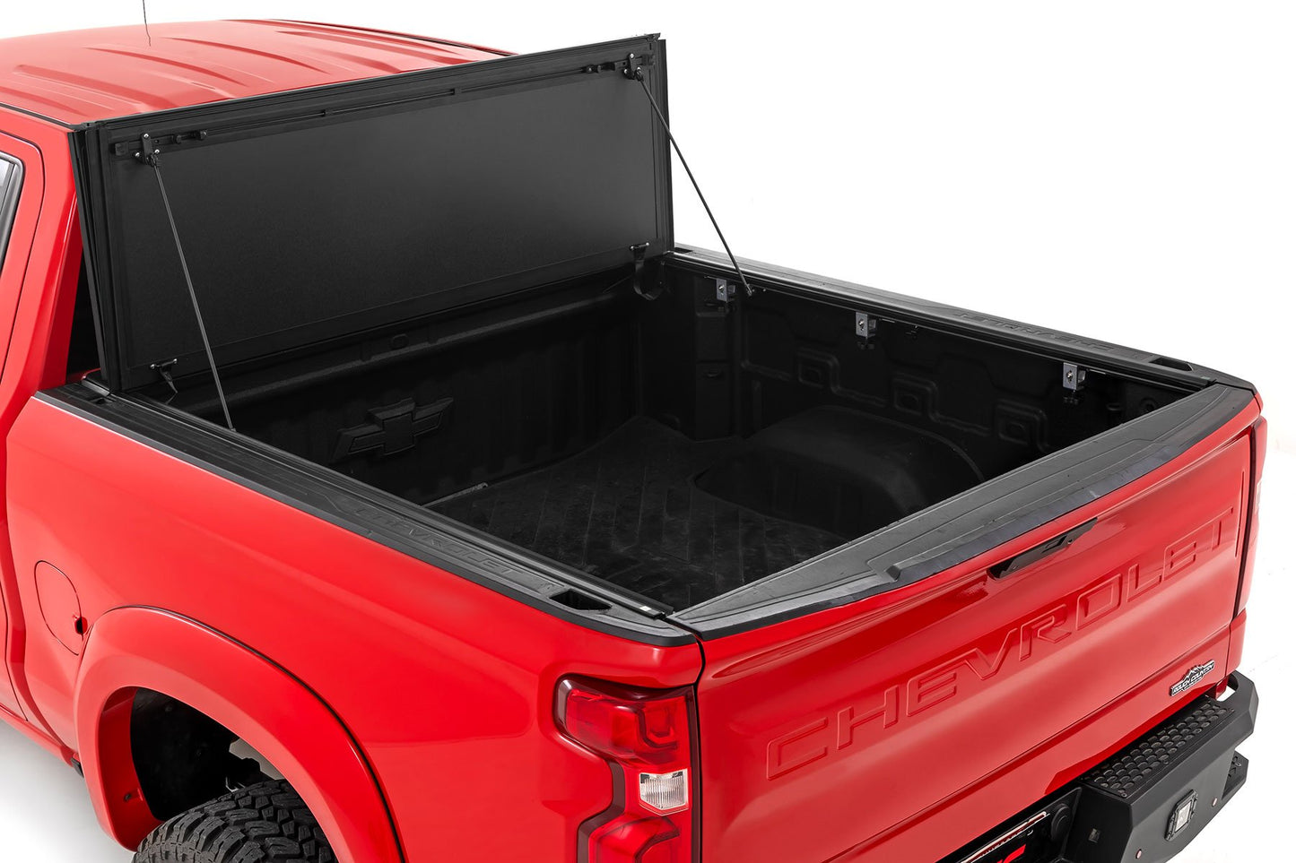 Cubierta Rígida Plegable de Tres Paneles | Caja de 5'10" | Chevy/GMC Sierra 1500 (19-26)/Silverado 1500 (19-26)