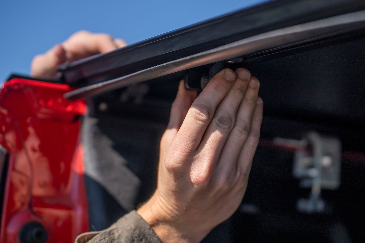 Cubierta rígida triple abatible para caja de camioneta | Caja de 6'7" | Chevy/GMC Sierra 1500 (19-26)/Silverado 1500 (19-26)
