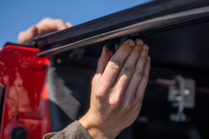 Cubierta rígida triple abatible para caja de camioneta | Caja de 6'7" | Chevy/GMC Sierra 1500 (19-26)/Silverado 1500 (19-26)