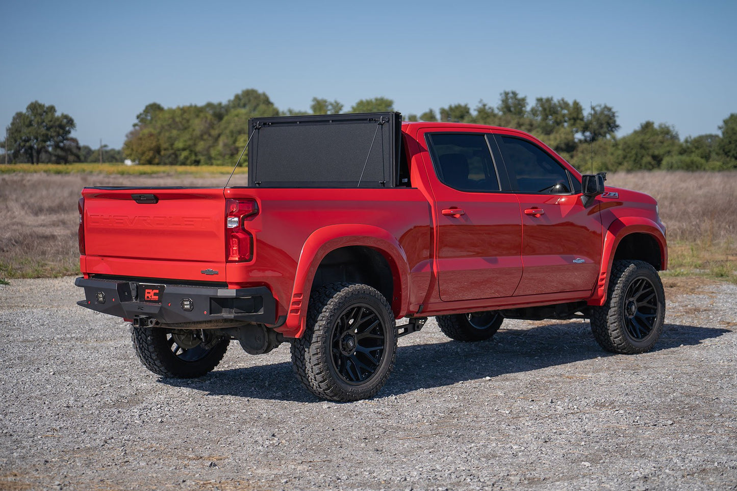 Cubierta Rígida Plegable de Tres Paneles | Caja de 5'10" | Chevy/GMC Sierra 1500 (19-26)/Silverado 1500 (19-26)