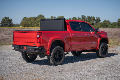Cubierta Rígida Plegable de Tres Paneles | Caja de 5'10" | Chevy/GMC Sierra 1500 (19-26)/Silverado 1500 (19-26)