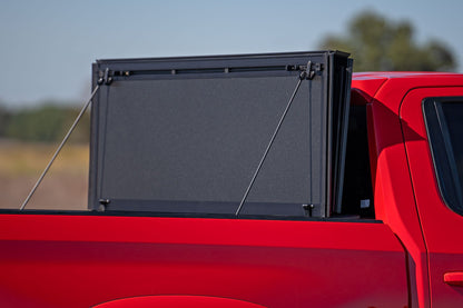 Cubierta Rígida Plegable de Tres Paneles | Caja de 5'10" | Chevy/GMC Sierra 1500 (19-26)/Silverado 1500 (19-26)