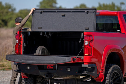 Cubierta rígida triple abatible para caja de camioneta | Caja de 6'7" | Chevy/GMC Sierra 1500 (19-26)/Silverado 1500 (19-26)
