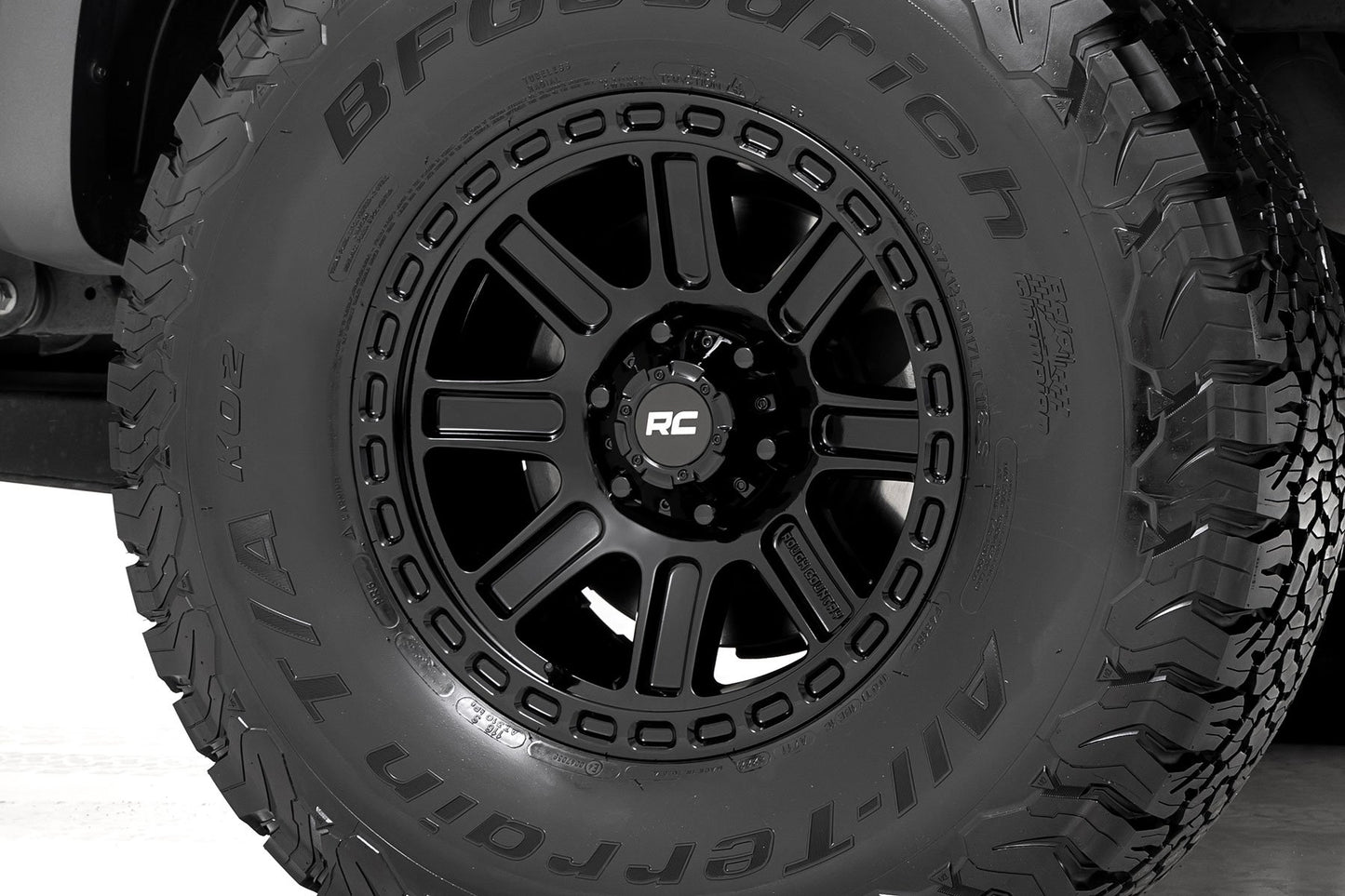 Llanta Rough Country Serie 84 | Negro Brillante | 18x8.5 | 5x5 | +0mm
