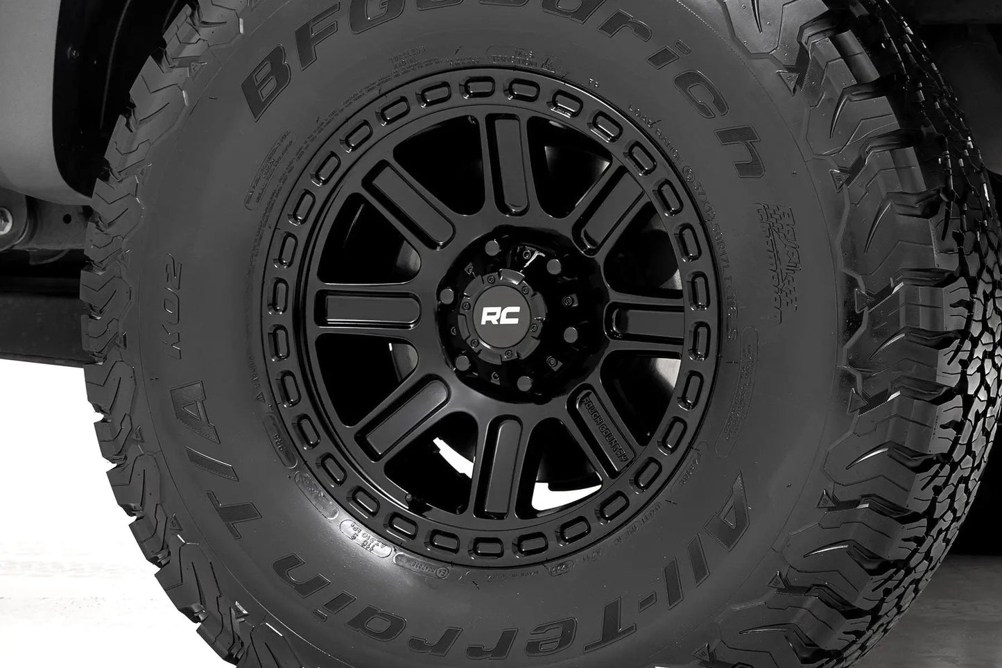 Rough Country 84 Series Wheel | Gloss Black | 17x8.5 | 6x5.5 | +0mm by Rough Country