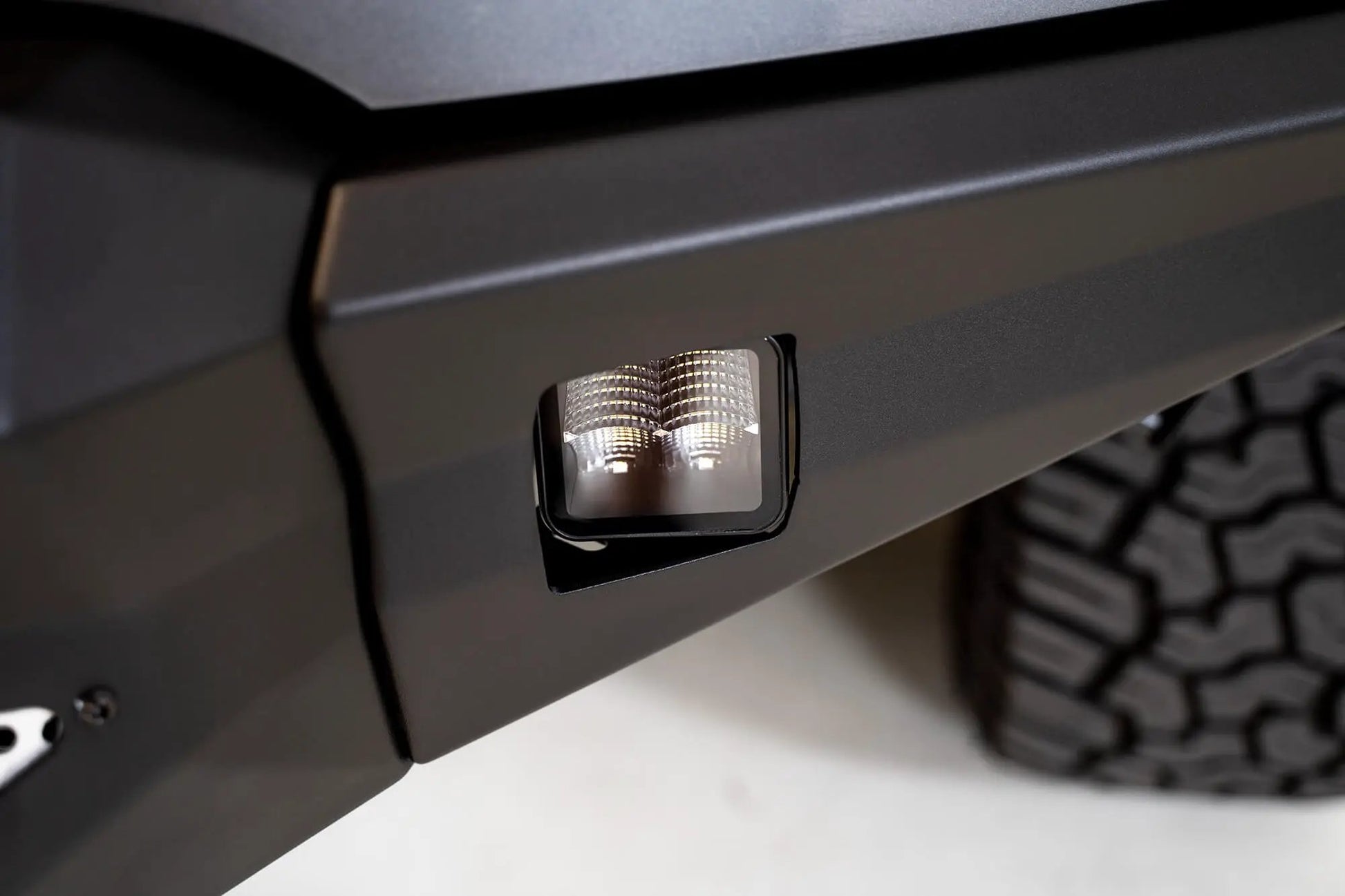 DV8 Offroad The BE3EW40W is a 3in. cube light from the Elite Series lights. Offering a flood beam pattern, the 3in. cube light offers a 4,800 lumen output, a bezel-less IP-68 lens, indirect reflectors, small heat fins & pedestal or side mount options by DV8 Offroad