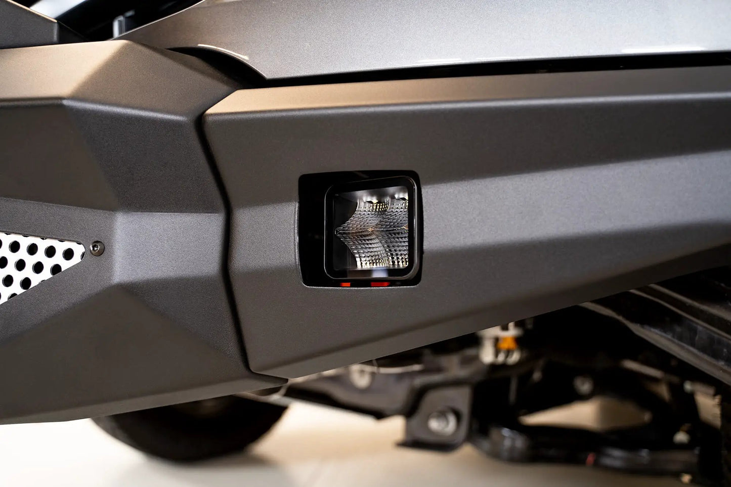 DV8 Offroad The BE3EW40W is a 3in. cube light from the Elite Series lights. Offering a flood beam pattern, the 3in. cube light offers a 4,800 lumen output, a bezel-less IP-68 lens, indirect reflectors, small heat fins & pedestal or side mount options by DV8 Offroad
