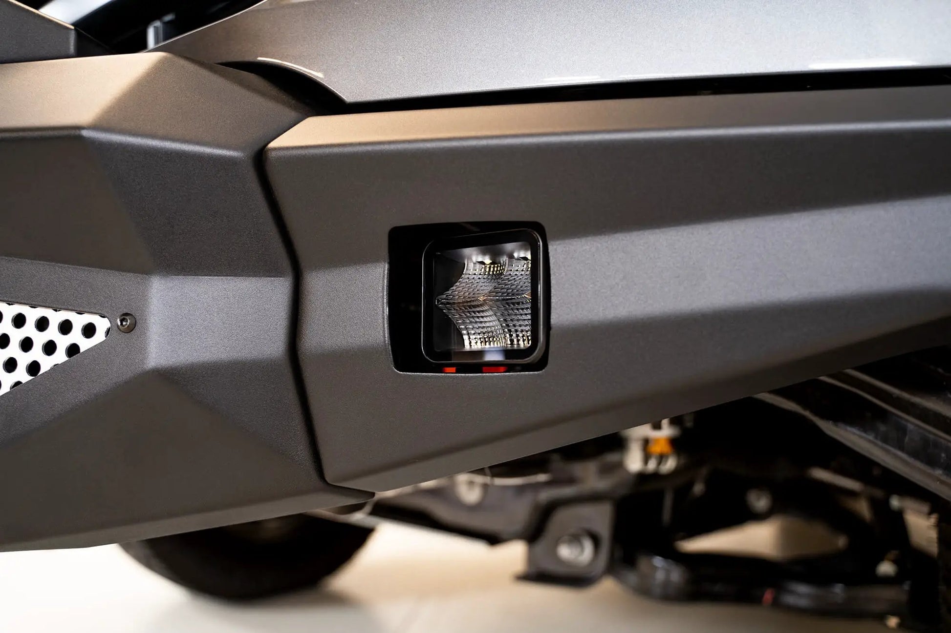 DV8 Offroad The BE3EW40W is a 3in. cube light from the Elite Series lights. Offering a flood beam pattern, the 3in. cube light offers a 4,800 lumen output, a bezel-less IP-68 lens, indirect reflectors, small heat fins & pedestal or side mount options by DV8 Offroad