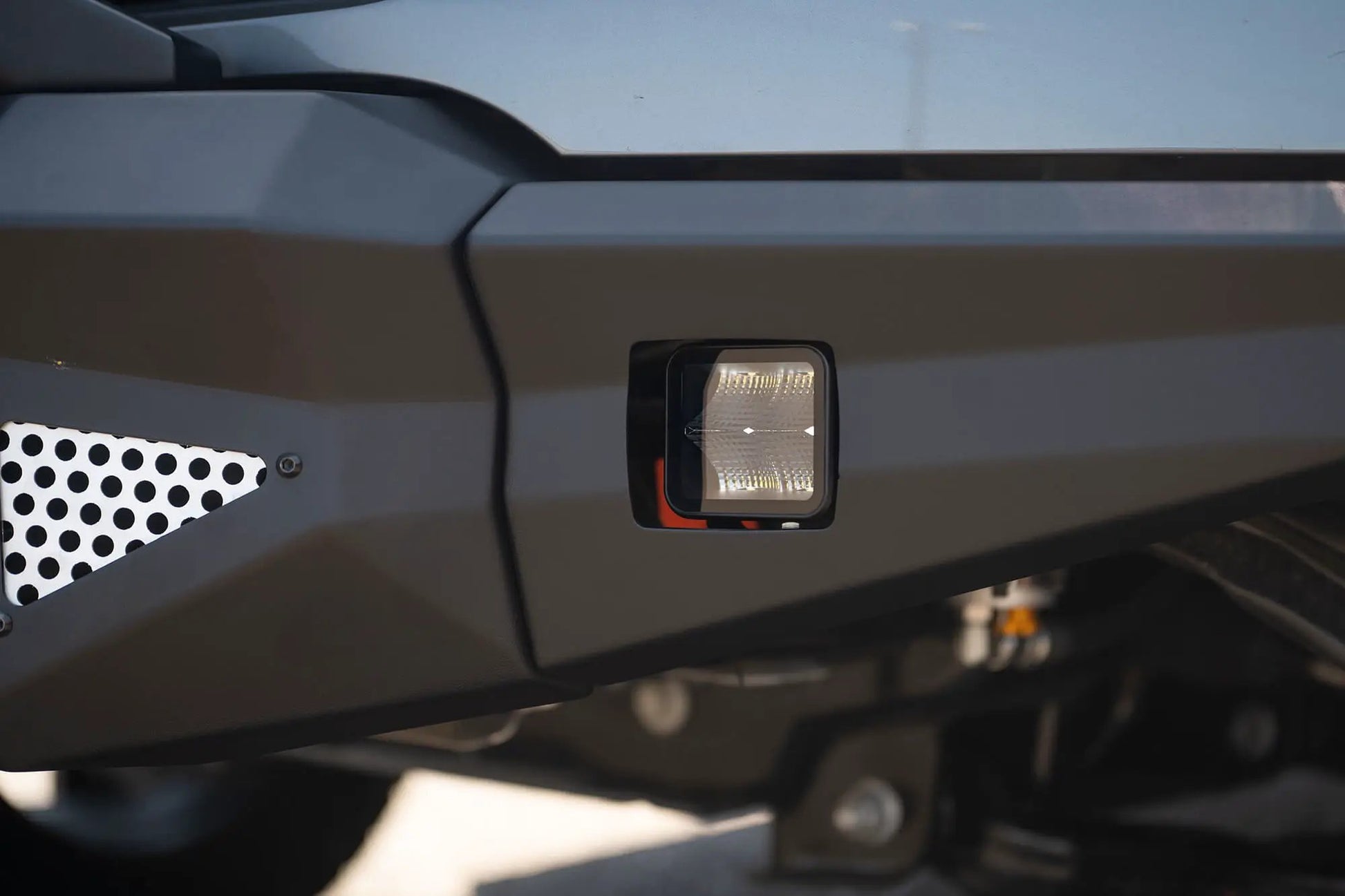 DV8 Offroad The BE3EW40W is a 3in. cube light from the Elite Series lights. Offering a flood beam pattern, the 3in. cube light offers a 4,800 lumen output, a bezel-less IP-68 lens, indirect reflectors, small heat fins & pedestal or side mount options by DV8 Offroad