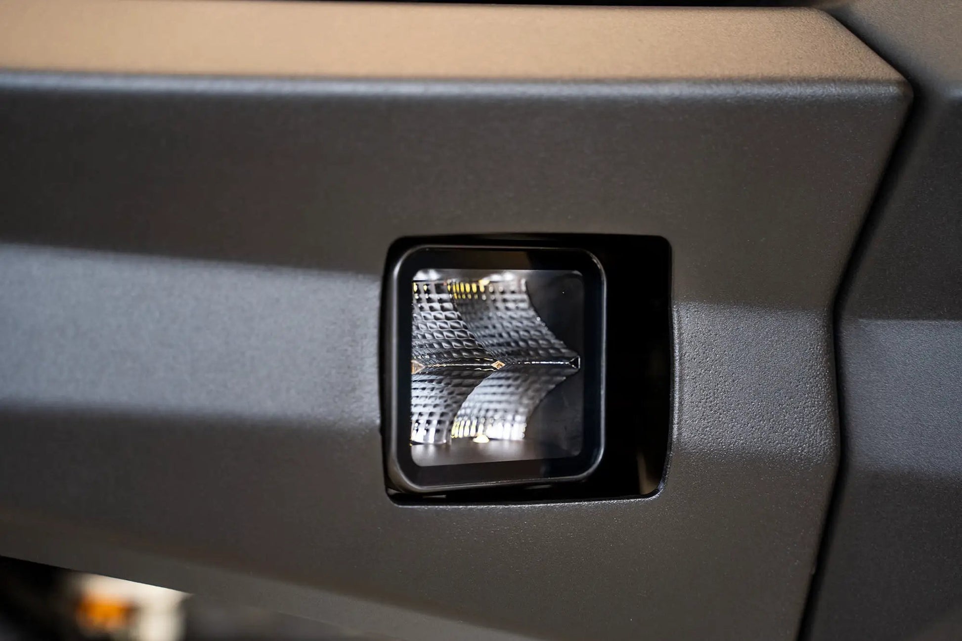 DV8 Offroad The BE3EW40W is a 3in. cube light from the Elite Series lights. Offering a flood beam pattern, the 3in. cube light offers a 4,800 lumen output, a bezel-less IP-68 lens, indirect reflectors, small heat fins & pedestal or side mount options by DV8 Offroad