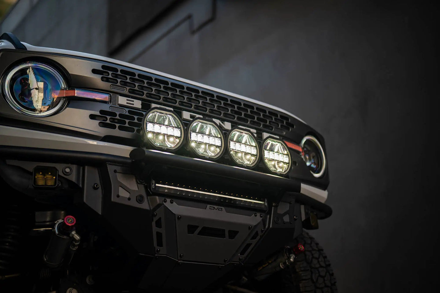 DV8 Offroad 7-Inch Halo Elite Round Light w/ Accent Halo by DV8 Offroad
