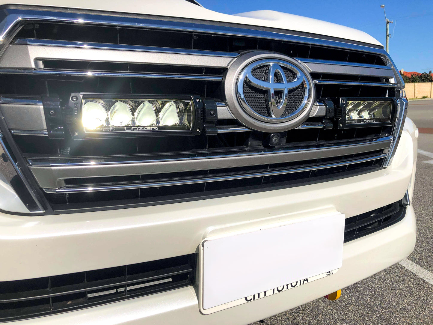TRIPLE-R-LIGHTS Toyota Land Cruiser 200 Series Grille Kit with LR-750