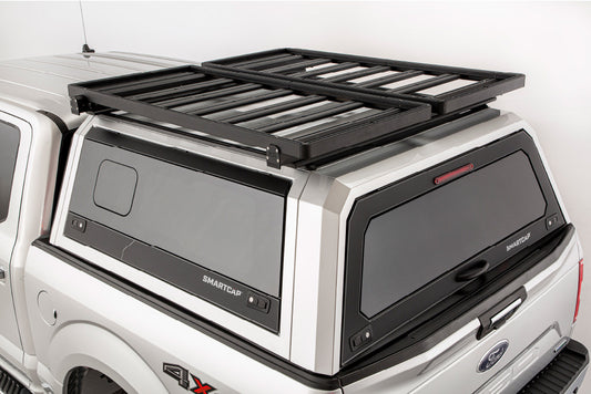 Полка Drop Rack Silverado/Sierra 1500 для Chevrolet Silverado/Sierra 1500 с короткой грузовой платформой 5,8 фута 2019-2026 SmartCap. Подходит для кунгов с серийными номерами, оканчивающимися на "MB", "WH" или "SA"
