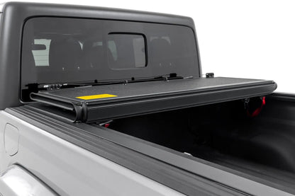 Rough Country Hard Low Profile Bed Cover | 5' Bed | Jeep Gladiator JT 4WD (2020-2025) by Rough Country