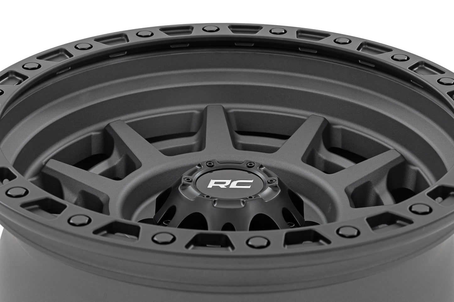 Rin 85 Series Rough Country | Beadlock simulado | Gris plomo/Negro | 17x9 | 6x5.5 | -18mm