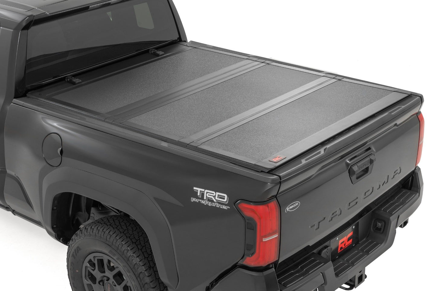 Жесткое трехсекционное складное покрытие кузова | Кузов 6 футов | Toyota Tacoma 2WD/4WD (2024–2026)