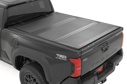 Жесткое трехсекционное складное покрытие кузова | Кузов 6 футов | Toyota Tacoma 2WD/4WD (2024–2026)