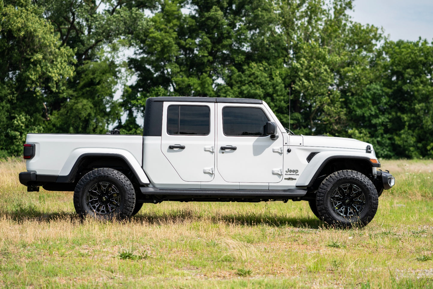 Rough Country 2.5 Inch Leveling Kit | Spacers | V2 | Jeep Gladiator JT 4WD (2024-2025)