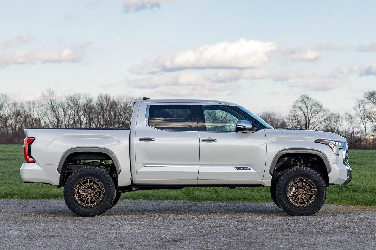 Rough Country 6 Inch Lift Kit | OE Air Ride | Toyota Tundra 4WD (2022-2025) by Rough Country