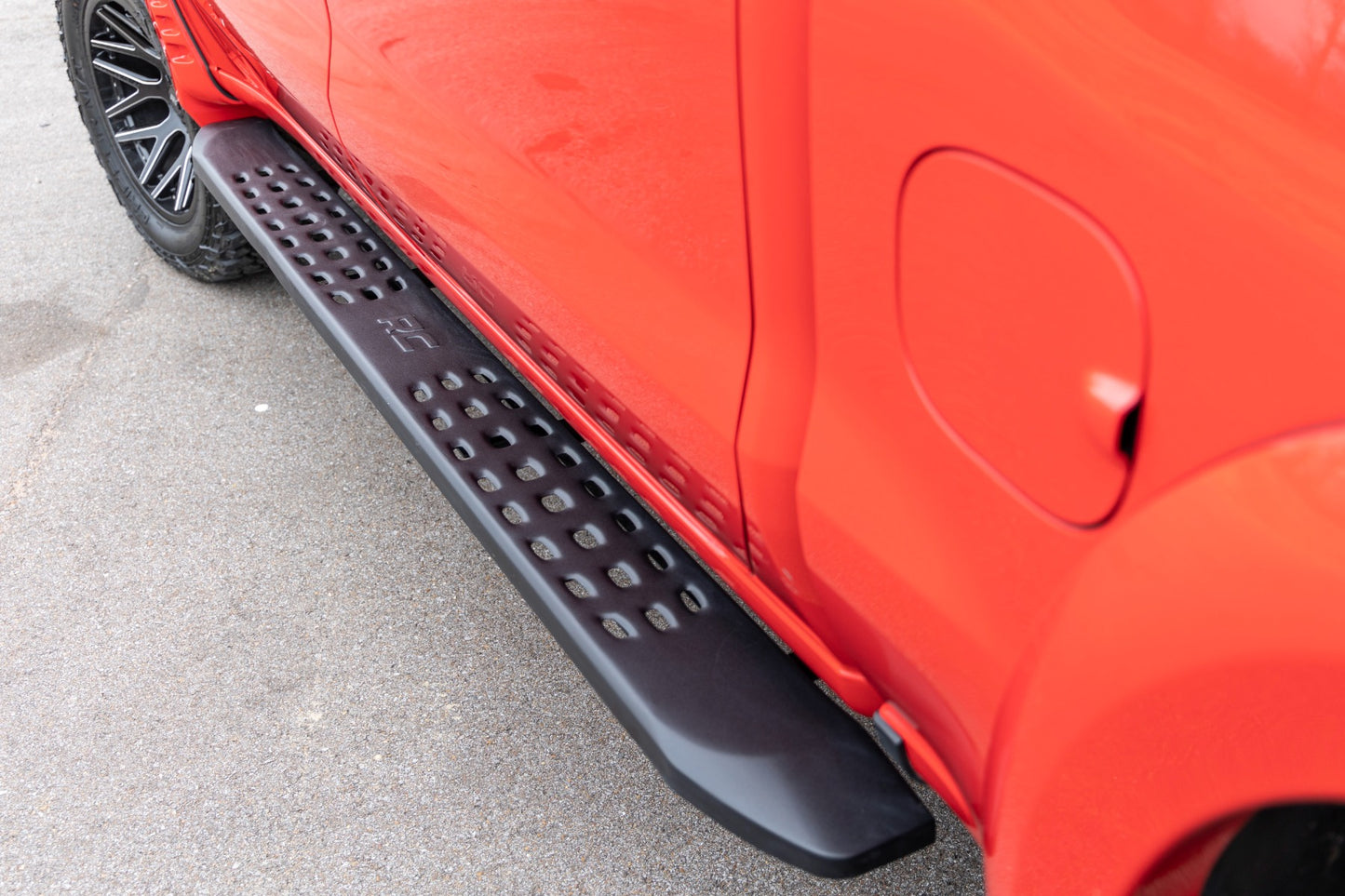 Estribos RPT2 | Doble cabina | Negros | Chevy/GMC 1500/2500HD/3500HD (19-26)