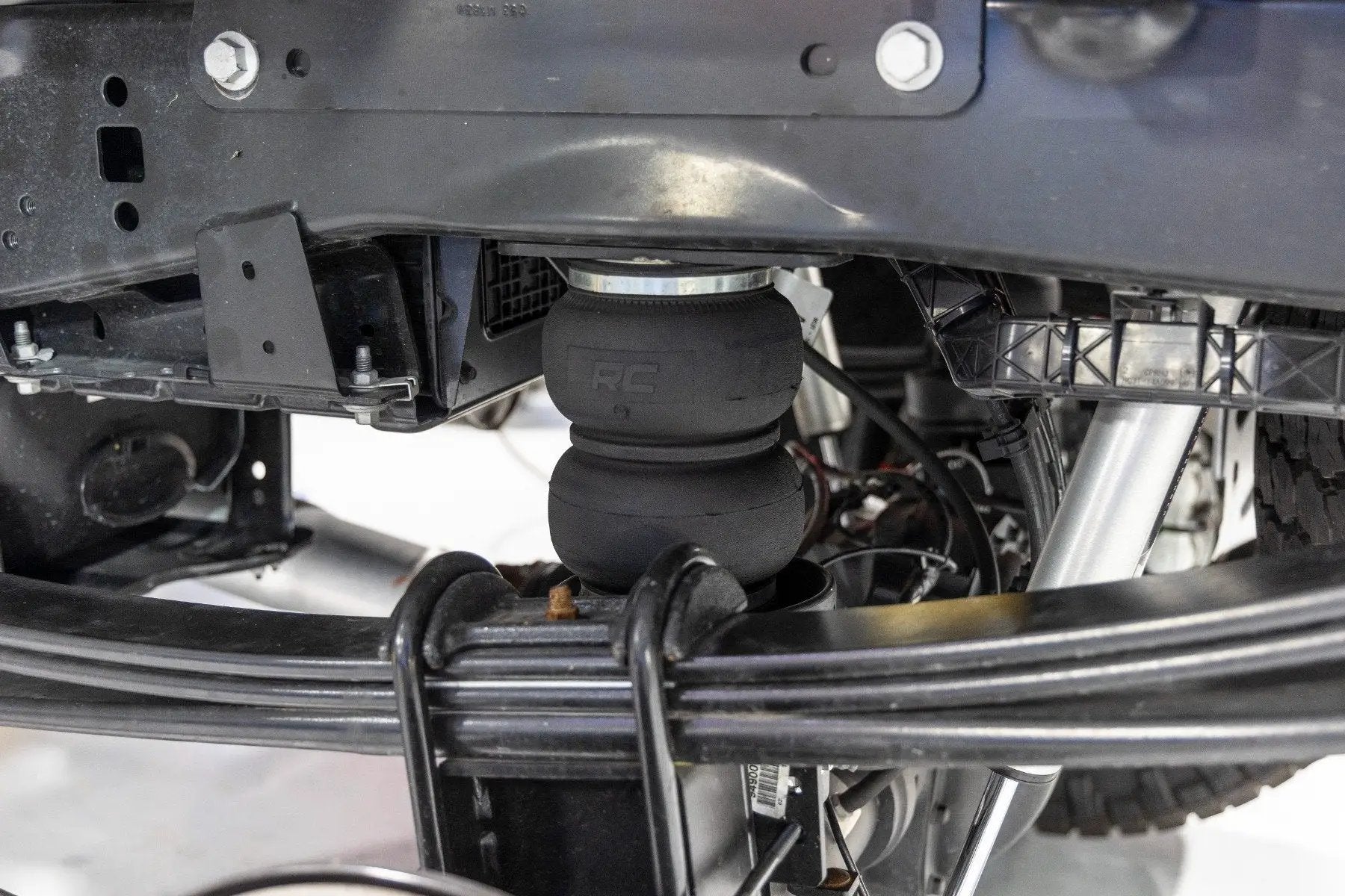 Rough Country Air Spring Kit w/compressor | Wireless Controller | Ford F-250/F-350 Super Duty (17-22) by Rough Country