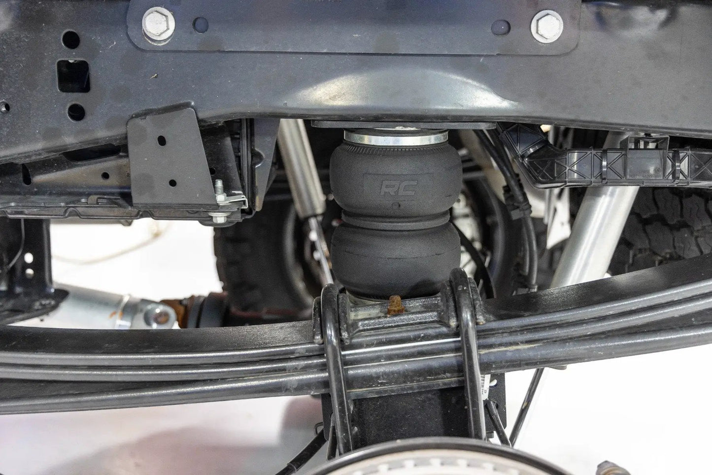 Rough Country Air Spring Kit w/compressor | Ford F-250/F-350 Super Duty 4WD (2017-2022) by Rough Country