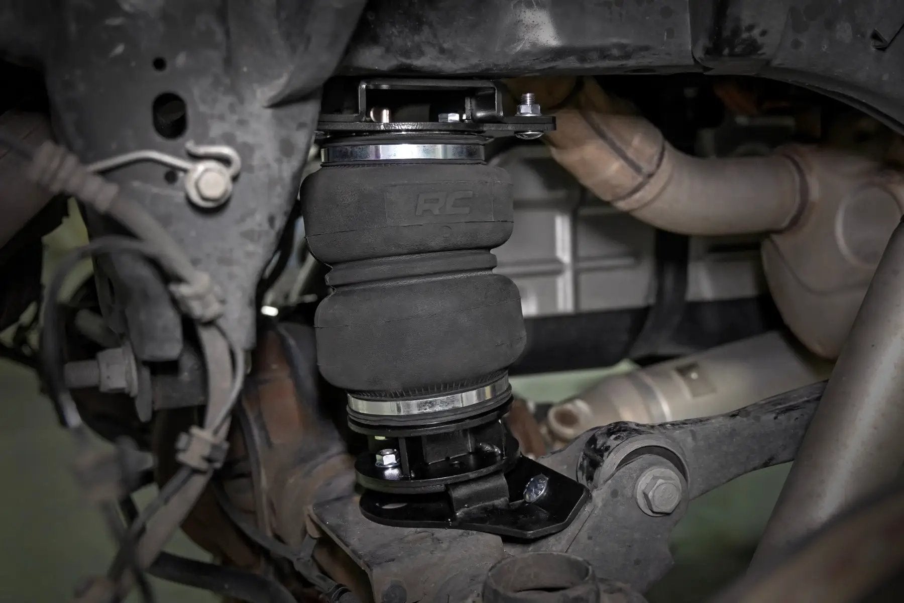 Rough Country Air Spring Kit w/compressor | Wireless Controller | Ram 1500 4WD (2019-2026) by Rough Country