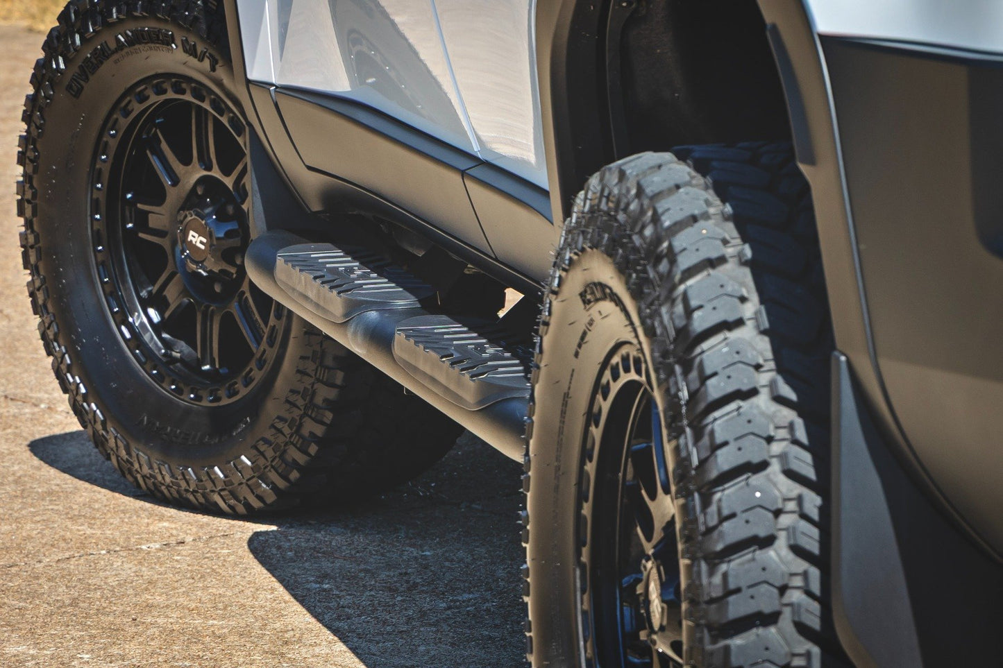 Estribos Ovalados Nerf | Negros | Toyota Land Cruiser 4WD (2024-2025)