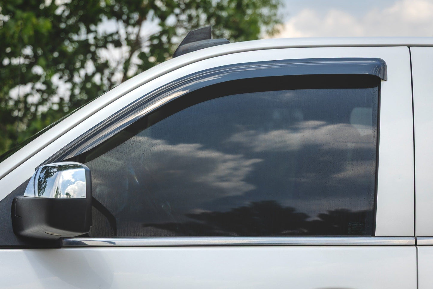 Deflectores para ventanas laterales | Protectores contra lluvia adhesivos | Chevy/GMC 1500/2500HD/3500HD 2WD/4WD