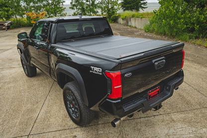 Жесткое трехсекционное складное покрытие кузова | Кузов 6 футов | Toyota Tacoma 2WD/4WD (2024–2026)