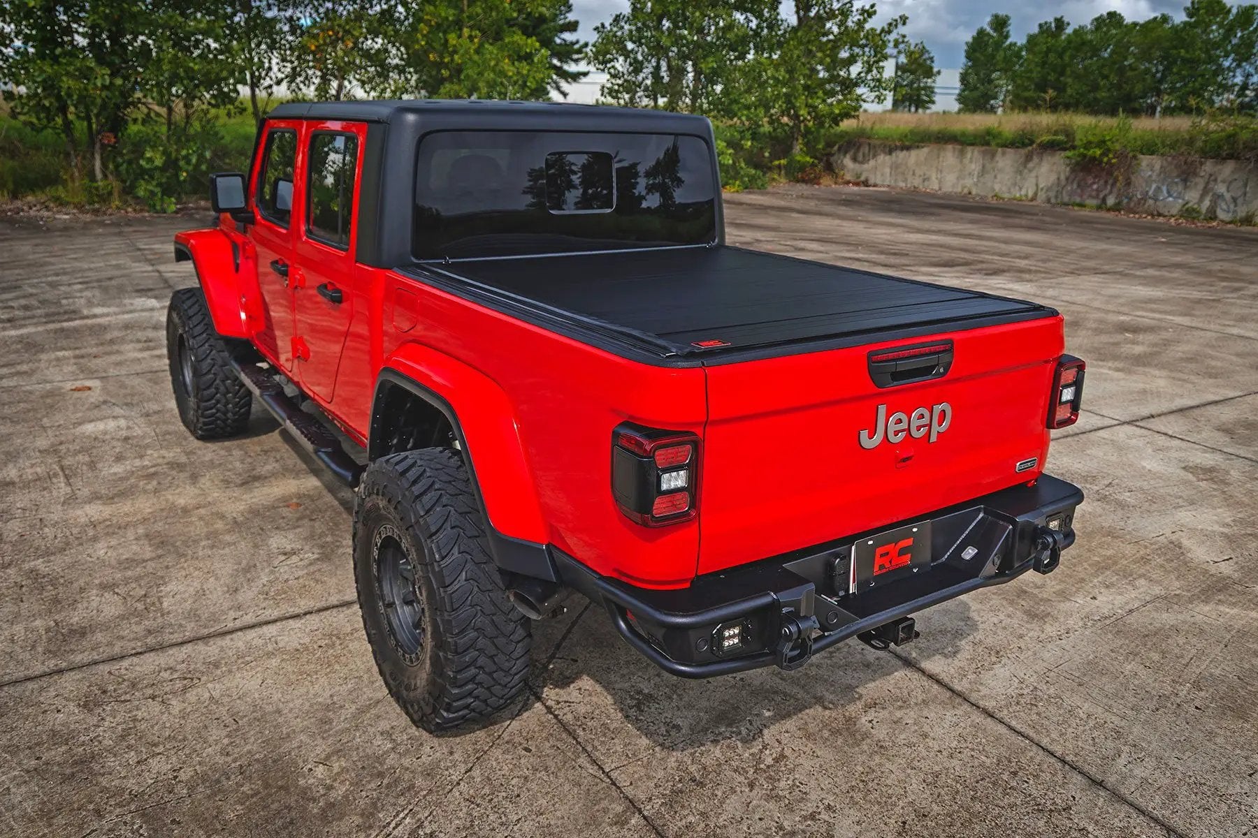Rough Country Hard Roll Up Bed Cover | 5' Bed | Jeep Gladiator JT 4WD (2020-2025) by Rough Country