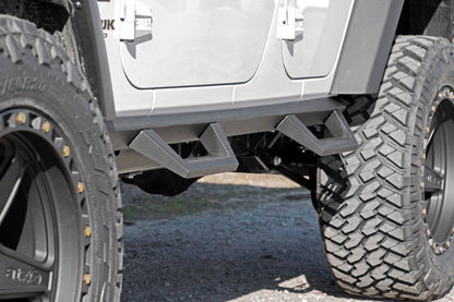 Изогнутые подножки | 4-дверные | Jeep Wrangler Unlimited 2WD/4WD (2007-2018)