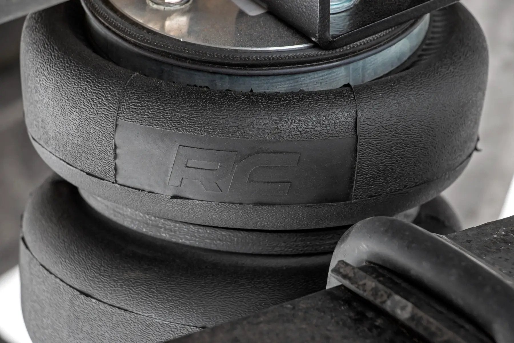 Rough Country Air Spring Kit w/compressor | 0-6" Lift | Chevy/GMC 2500HD (01-10) by Rough Country