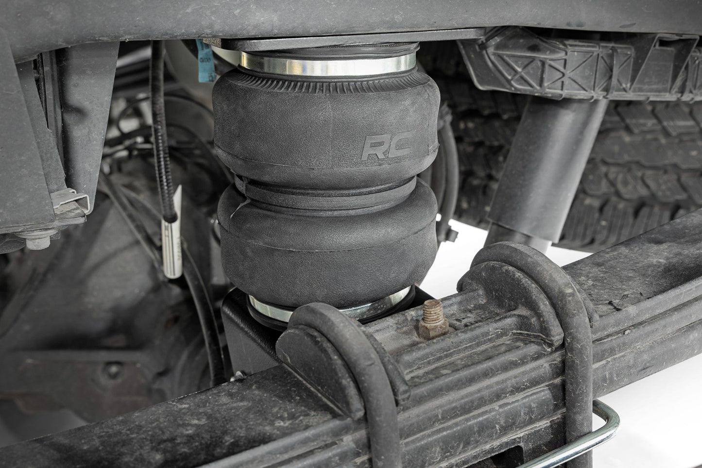 Rough Country Air Spring Kit | 3-6" Lifts | Ford F-250/F-350 Super Duty 4WD (2017-2022)