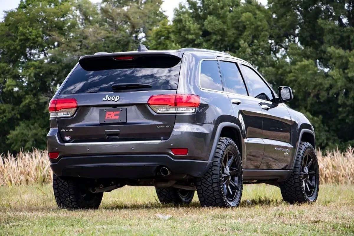 Rough Country 2.5 Inch Lift Kit | N3 Struts | Jeep Grand Cherokee 4WD (2016-2022) by Rough Country