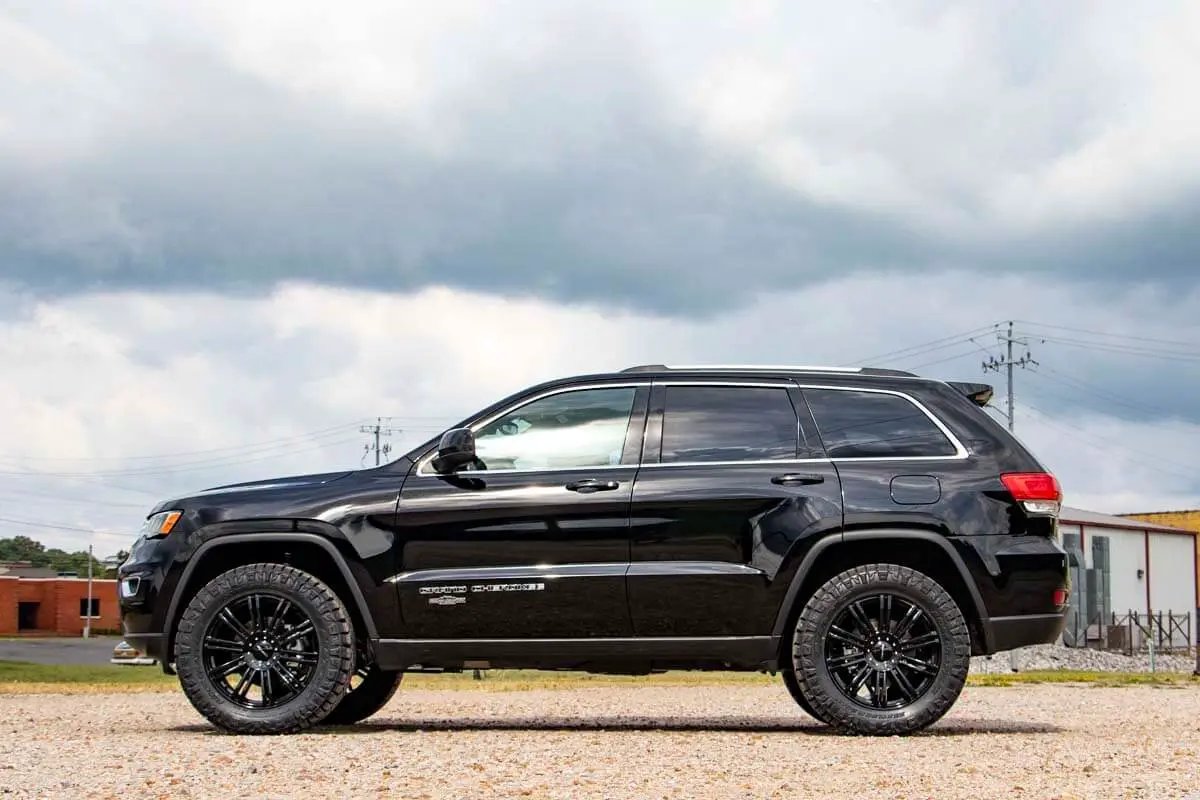 Rough Country 2.5 Inch Lift Kit | N3 Struts | Jeep Grand Cherokee 4WD (2016-2022) by Rough Country