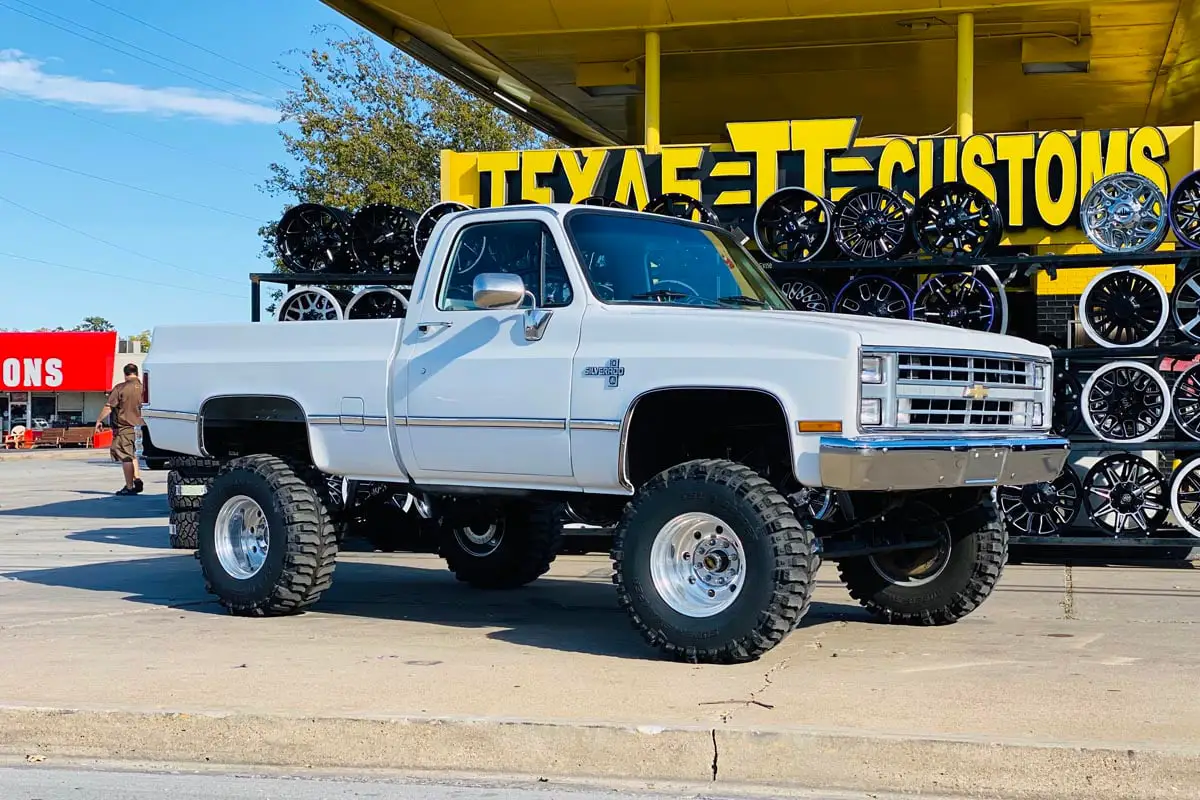 Rough Country 6 Inch Lift Kit | 56 Inch Rear Springs | Chevy/GMC C10/K10 Truck & SUV/K5 Blazer (77-87) by Rough Country