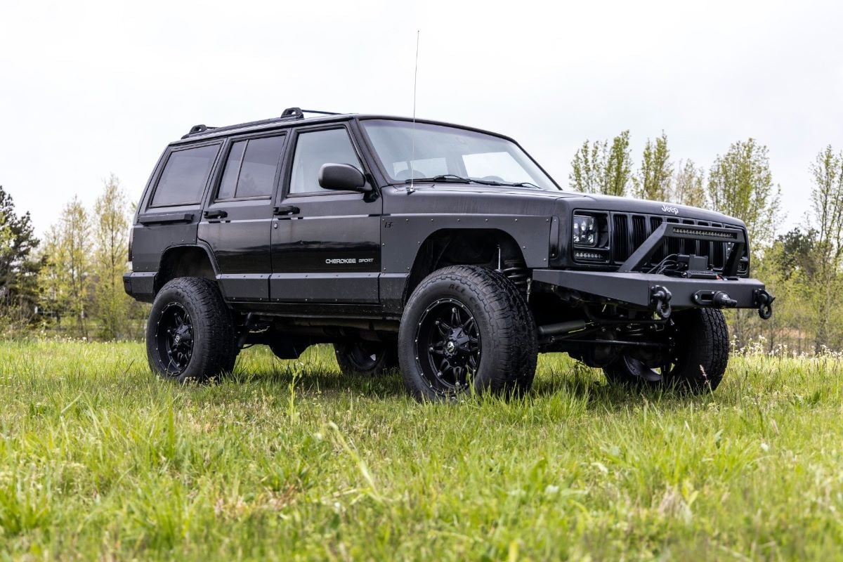 Rough Country 3 Inch Lift Kit | Rear AAL | V2 | Jeep Cherokee XJ 2WD/4WD (1984-2001)