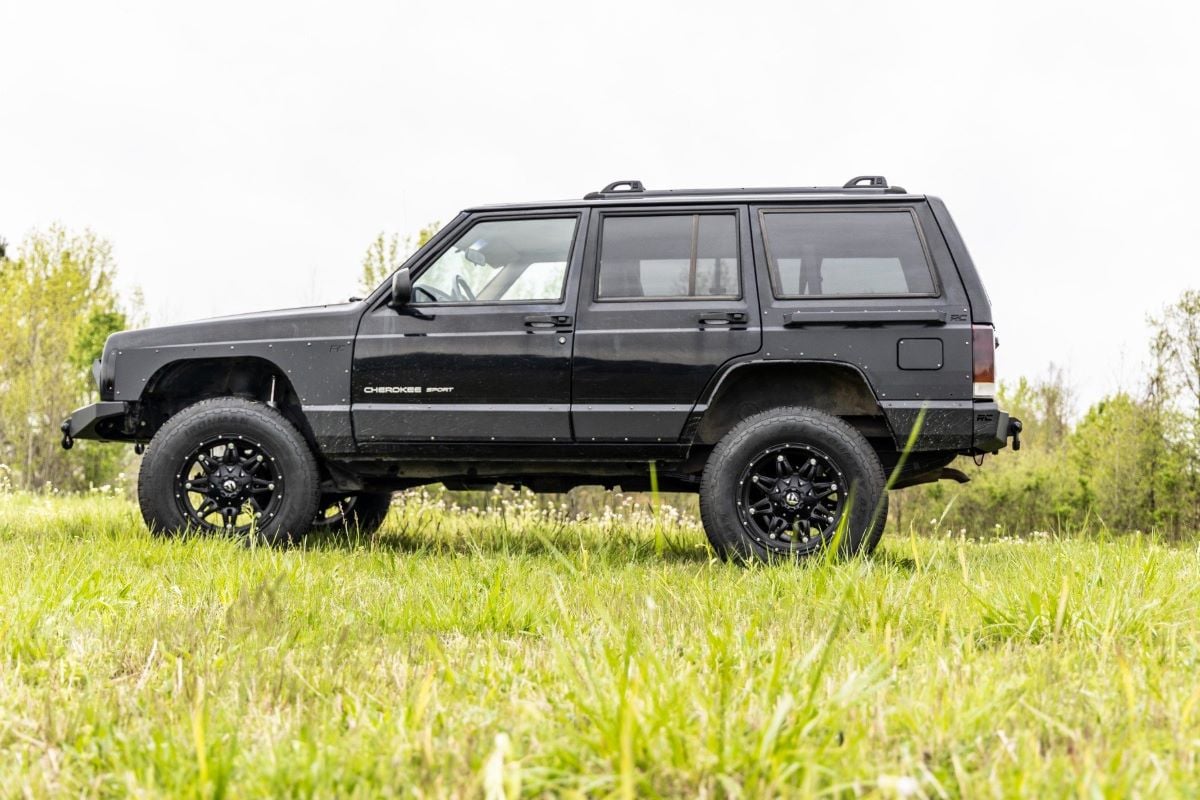 Rough Country 3 Inch Lift Kit | Rear AAL | V2 | Jeep Cherokee XJ 2WD/4WD (1984-2001)